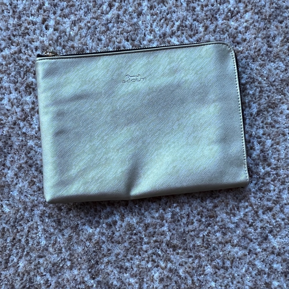 SCOUT Wristlet/throw zipper in Gold & Silver